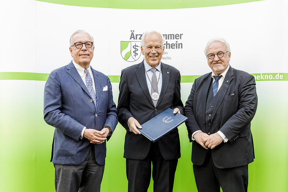 Verleihung der Paracelsus-Medaille an Professor Dr. Christoph Fuchs durch Dr. Klaus Reinhardt und Rudolf Henke