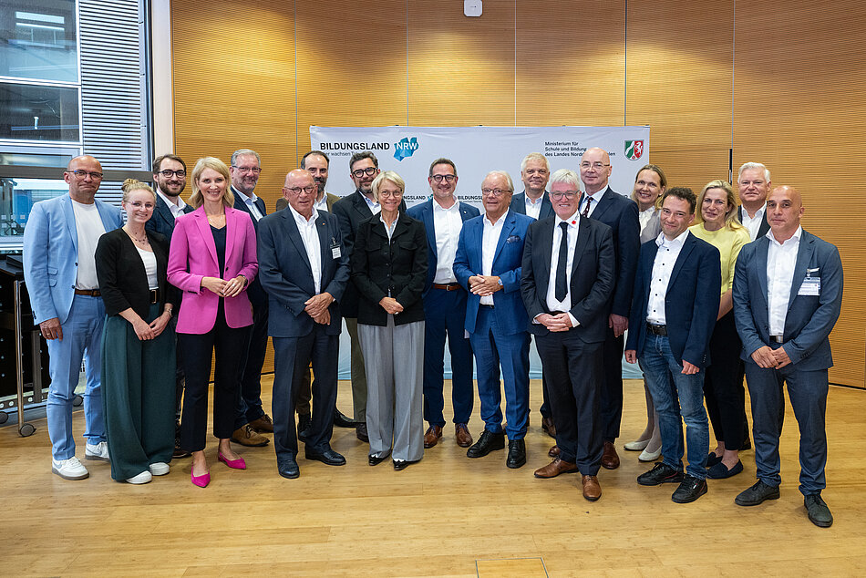 Gruppenfoto bei der Unterzeichnung der Kooperationsvereinbarung zur Laienreanimation Gruppenfoto bei der Unterzeichnung der Kooperationsvereinbarung zur Laienreanimation