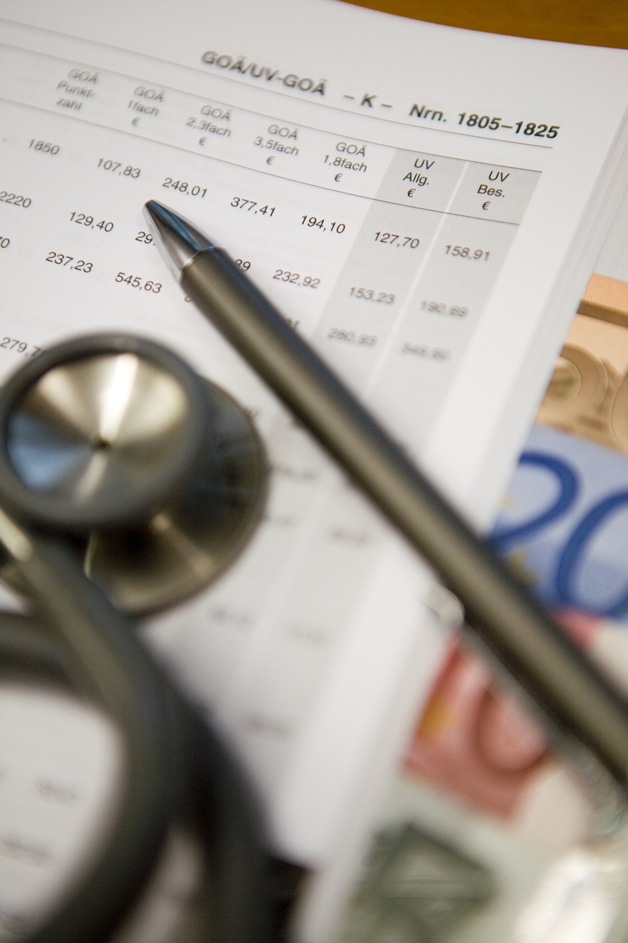 Stift, Stethoskop, Geldscheine und Gebührenordnung für Ärzte Stift, Stethoskop, Geldscheine und Gebührenordnung für Ärzte