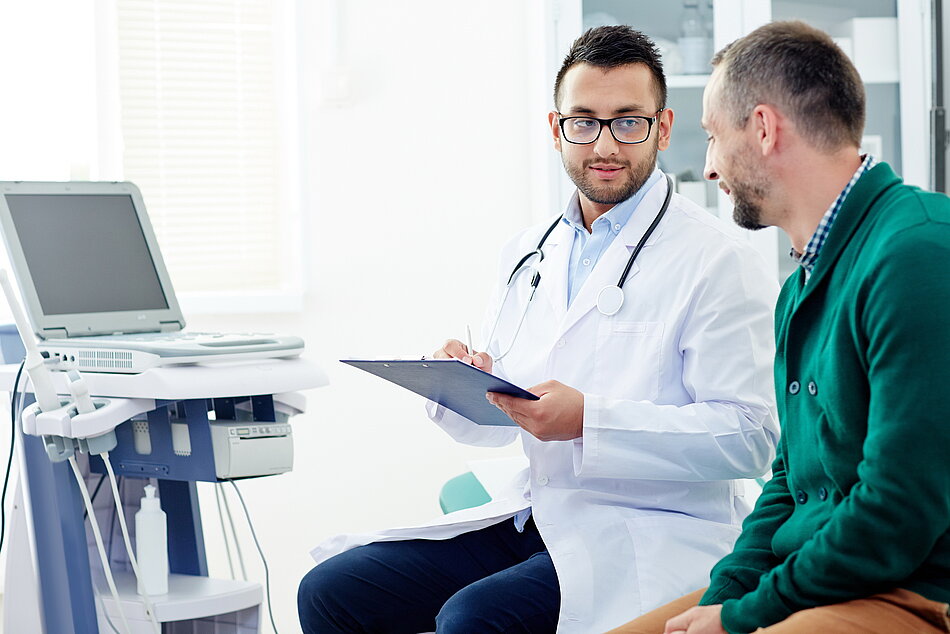 Arzt mit Patient und Sonographiegerät Arzt mit Patient und Sonographiegerät
