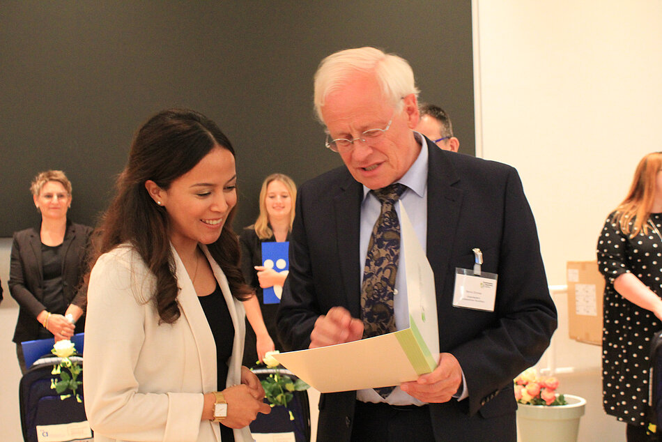 Bernd Zimmer überreicht Zeugnis Bernd Zimmer überreicht Zeugnis