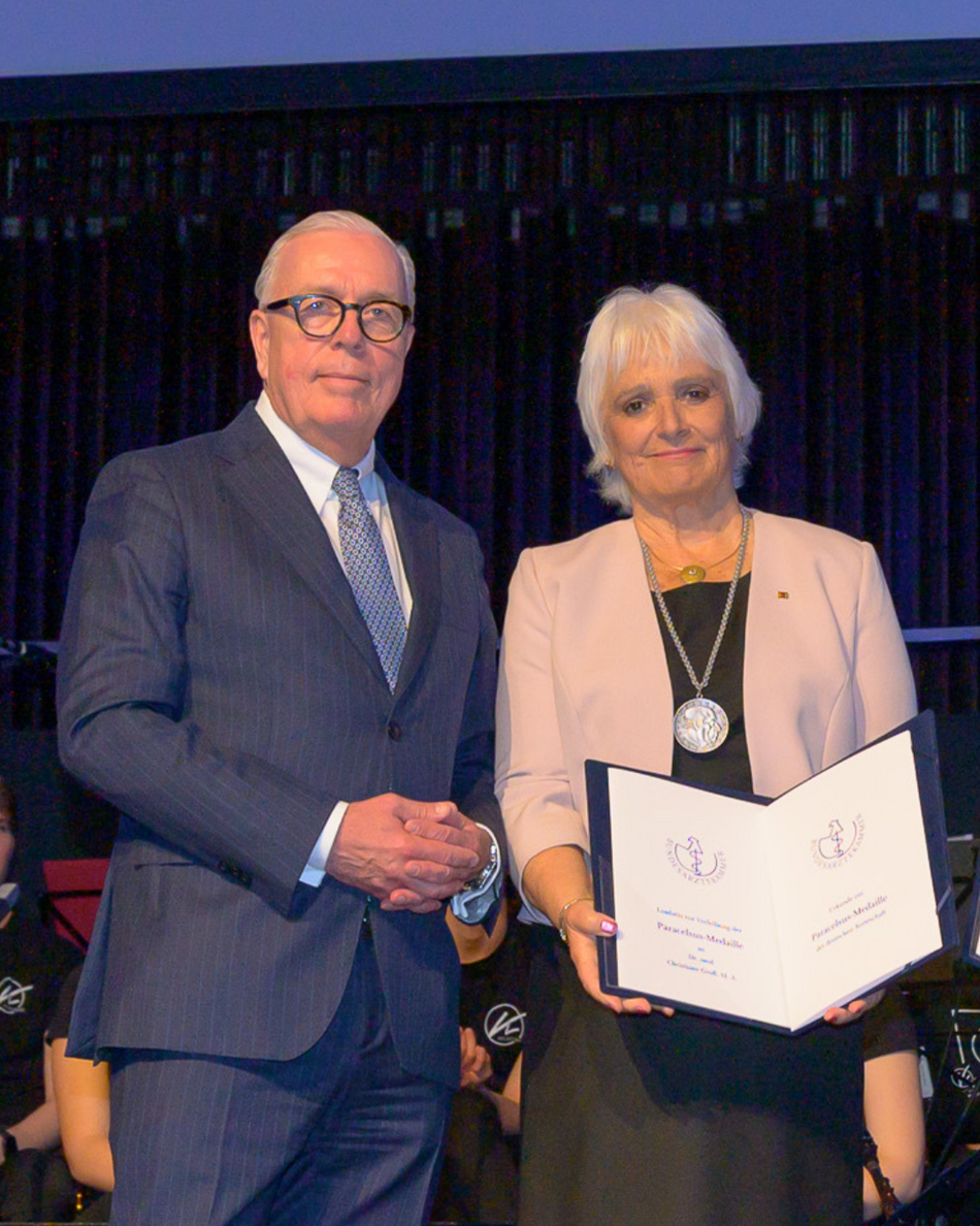 Dr. Christiane Groß bei der Verleihung der Paracelsus-Medaille Dr. Christiane Groß bei der Verleihung der Paracelsus-Medaille