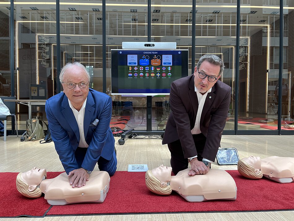 Professor Dr. Bernd Böttiger und Dr. Sven Dreyer demonstrieren Reanimation laienreanimation-boettiger-dreyer-2025-09.jpg