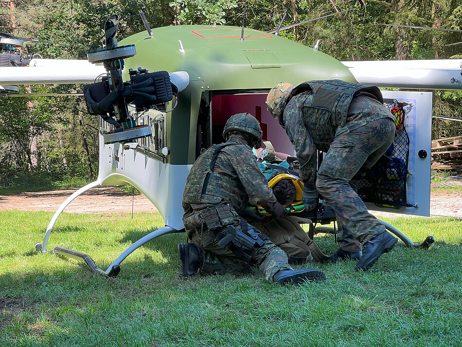 Soldaten beladen die GRILLE