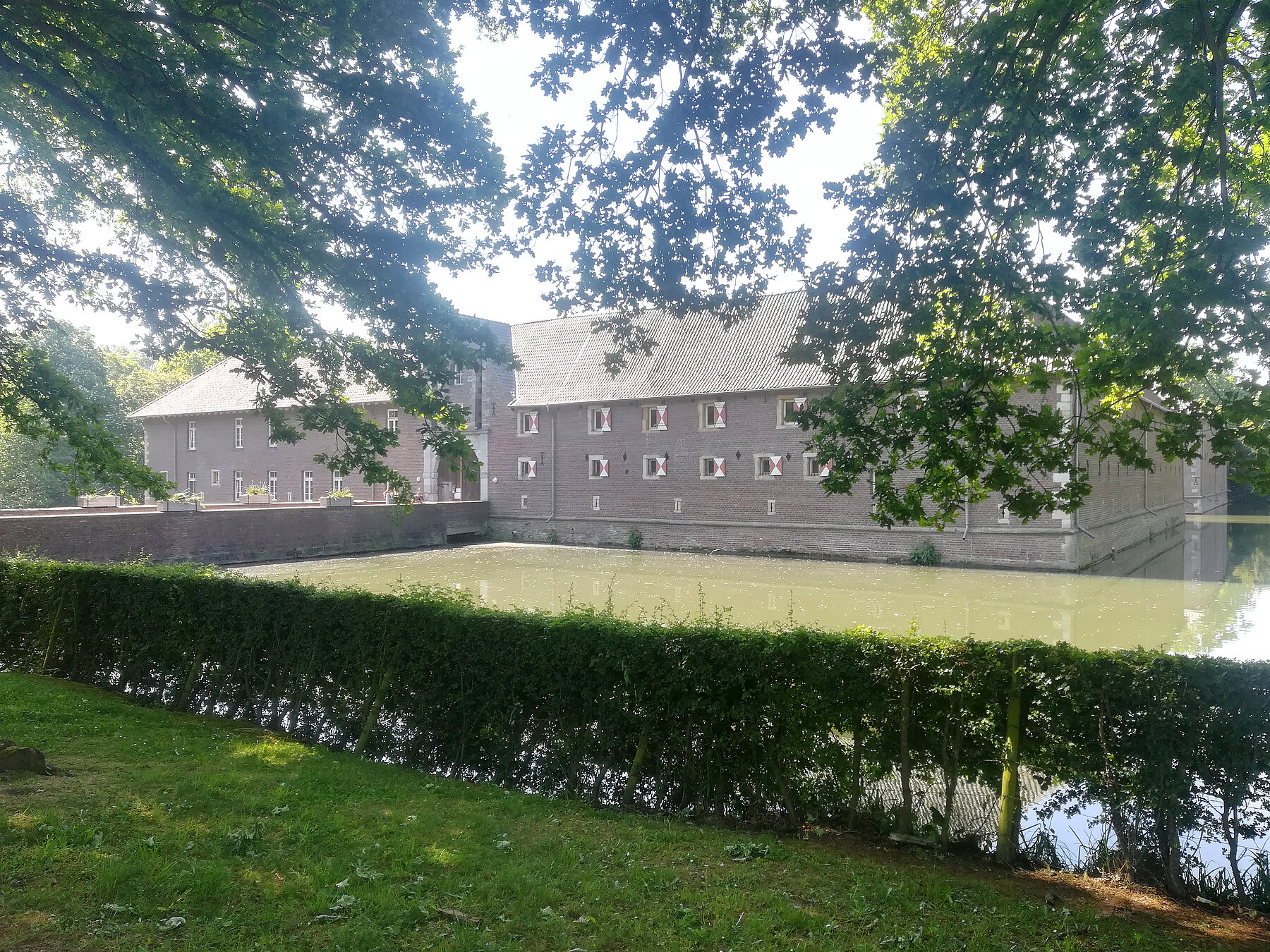 Wasserschloss Trips, auch Burg Trips genannt, in Geilenkirchen stammt ursprünglich aus dem 14. Jahrhundert.