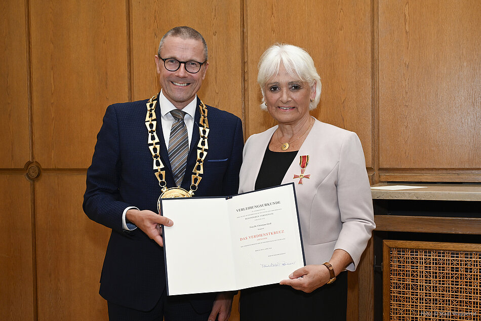 Uwe Schneidewind übergibt das Bundesverdienstkreuz an Dr. Christiane Groß, M.A.