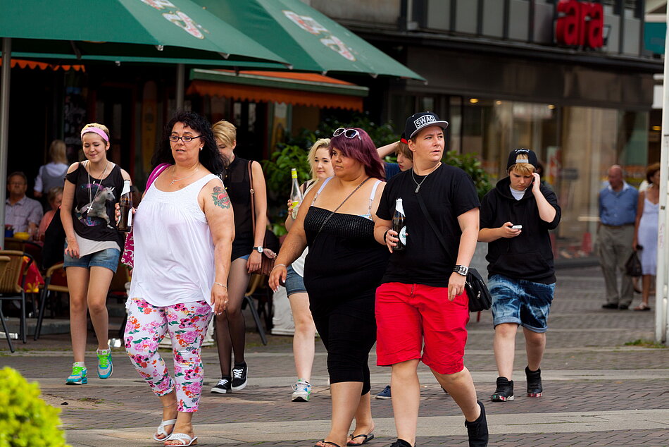 dicke-menschen.jpg dicke Menschen in Fußgängerzone