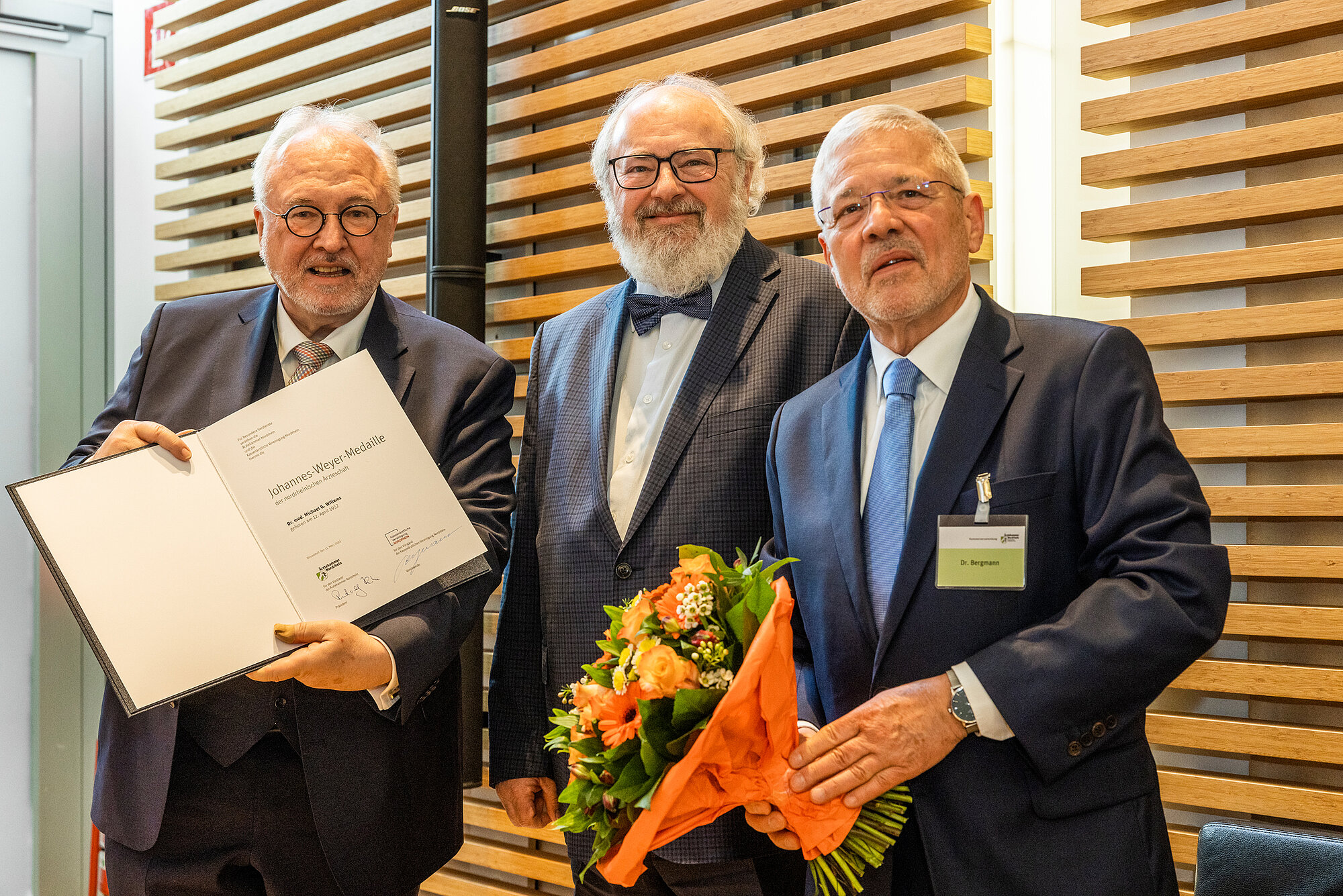 Dr. Michael Willems bekommt die Johannes-Weyer-Medaille verliehen