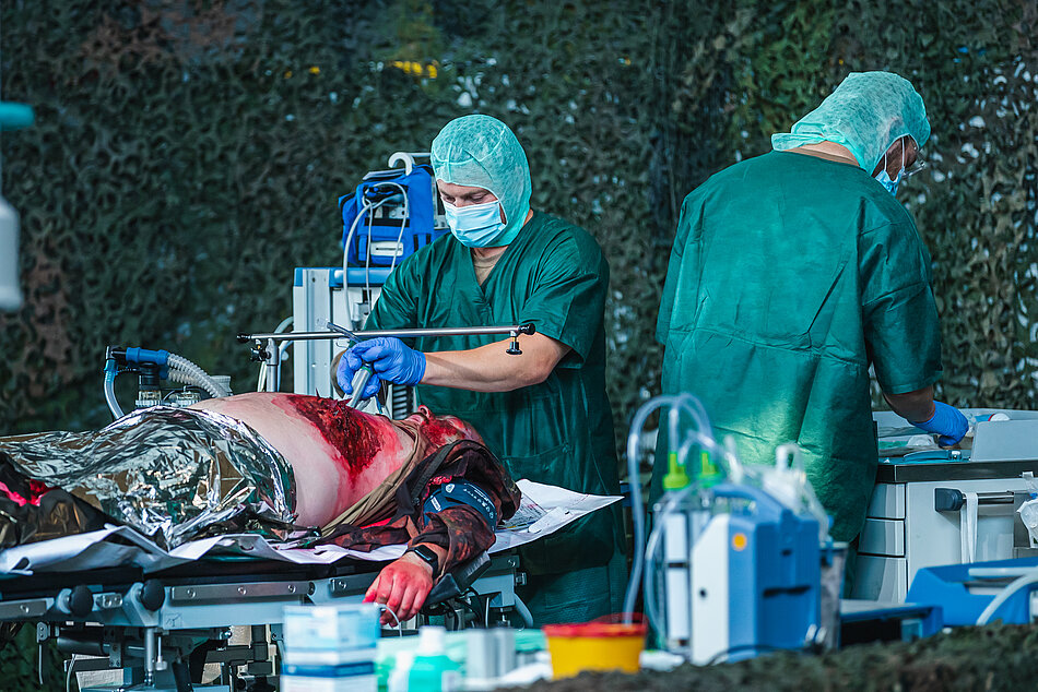 Ärzte der Bundeswehr üben eine Operation