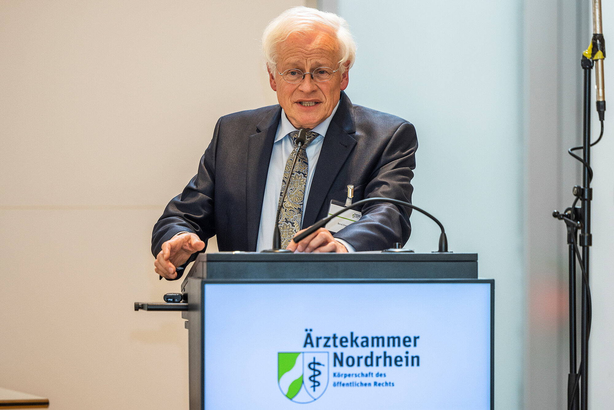 Bernd Zimmer hält eine Rede auf der Kammerversammlung im März 2023
